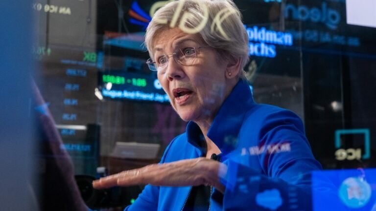 ウォーレンは、トランプ家の暗号取引に関する調査を推進しています