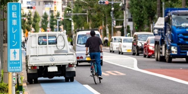 自転車の歩道走行へ“青切符”改正道交法に「路上駐車をなんとかして」の声も…多くのドライバーが間違っている“左寄せ”正しい位置とは（弁護士JPニュース） - Yahoo!ニュース