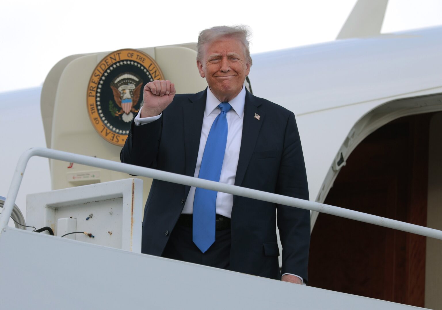 ドナルドトランプの承認格付けは、すべてのスイング状態における水中格付けです