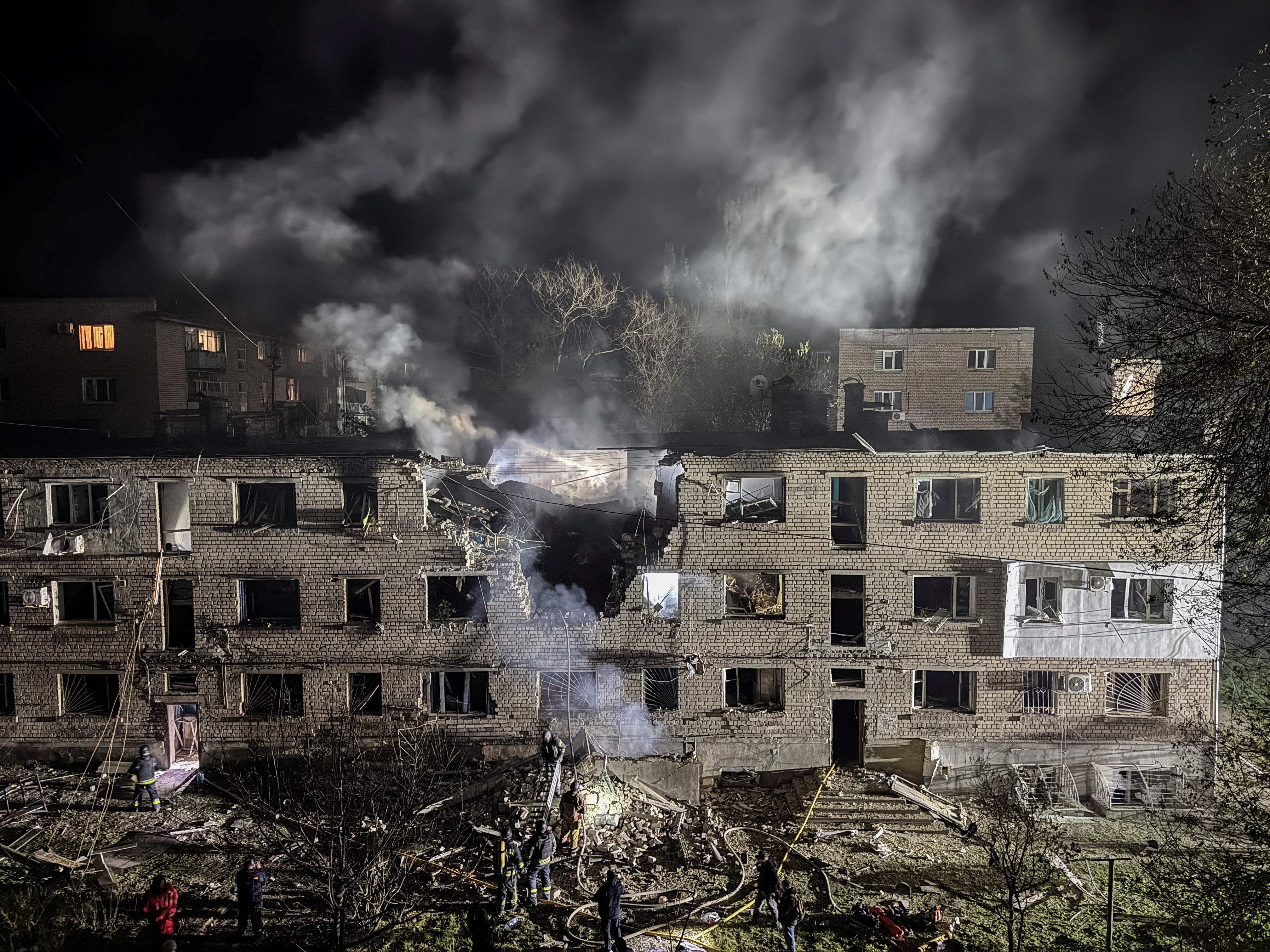 ウクライナ南部ザポリージャで14人負傷、ロシアの攻撃で火災