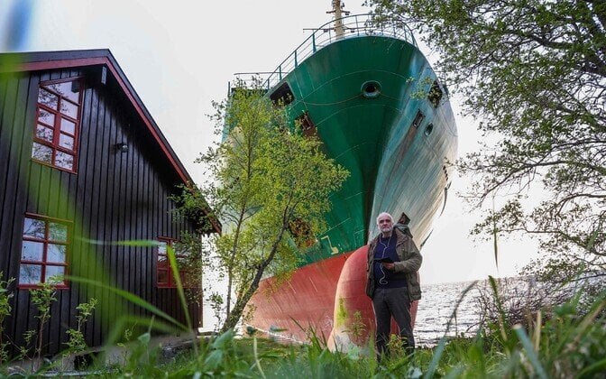ノルウェーでは、貨物船が住宅の中庭に車で行きました