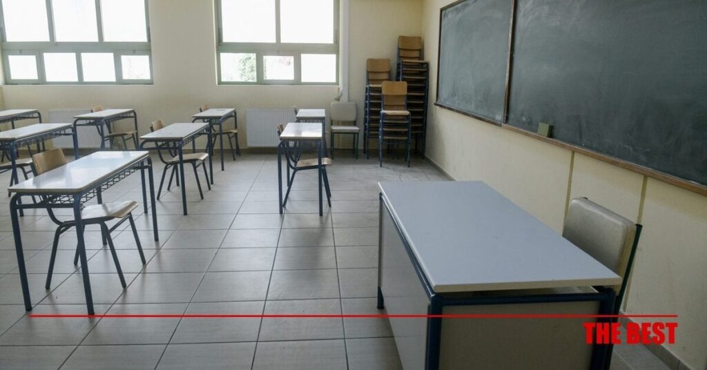Patras Primary Schoolでの信じられないほどの事件 - 彼が教室で演奏したので、音楽教師への言及