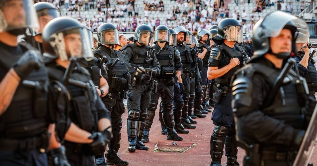 ファンの暴動のビデオは、16人の警察官を負傷させました。 MUPの素晴らしいアクションが夜を通して始まります！