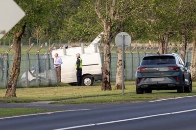 ヴァンはシャノン空港のセキュリティフェンスを介してcrash落し、マスクされた侵入者が滑走路に向かってダッシュします