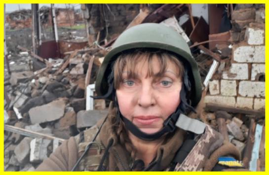ウクライナの少女看護師がグレネードランチャーからの1発でロシアの居住者のグループを破壊し、彼女のユニットを包囲から救った
