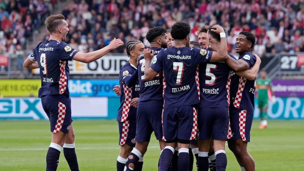 PSVは、Ajaxとのエキサイティングな戦いの後、ナショナルタイトル最終日eredivisieをつかむ