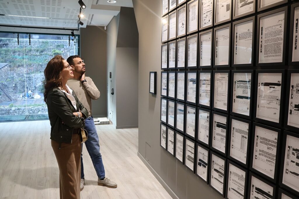 エスカルデスは、テロリストのハイアラートによって検閲に関する展覧会をキャンセルします