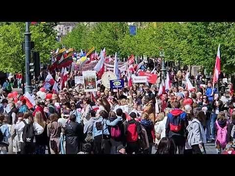 リトアニアのポールは、5月3日の憲法の日、ポーランドの旗の日と海外に住むポールの日を祝います。 Vilnius、2025.05.03