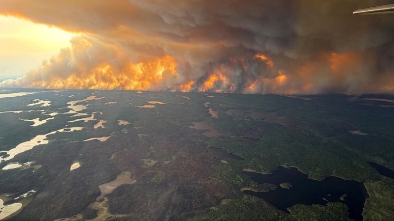 カナダのマニトバ州は、数千人が逃げると山火事に対する緊急事態を宣言しています
