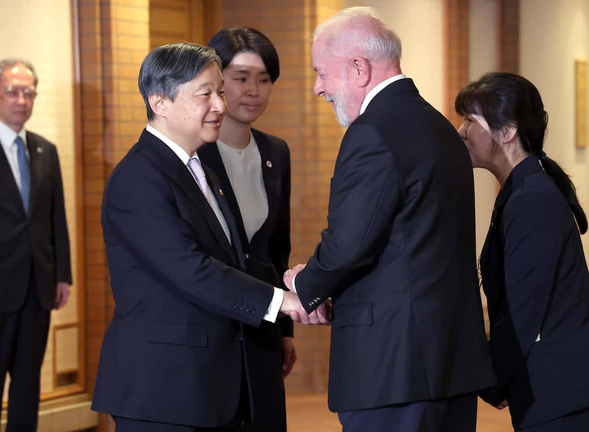 ブラジルのルラ大統領と握手される天皇陛下＝27日午前、東京都千代田区の帝国ホテル（鴨志田拓海撮影）