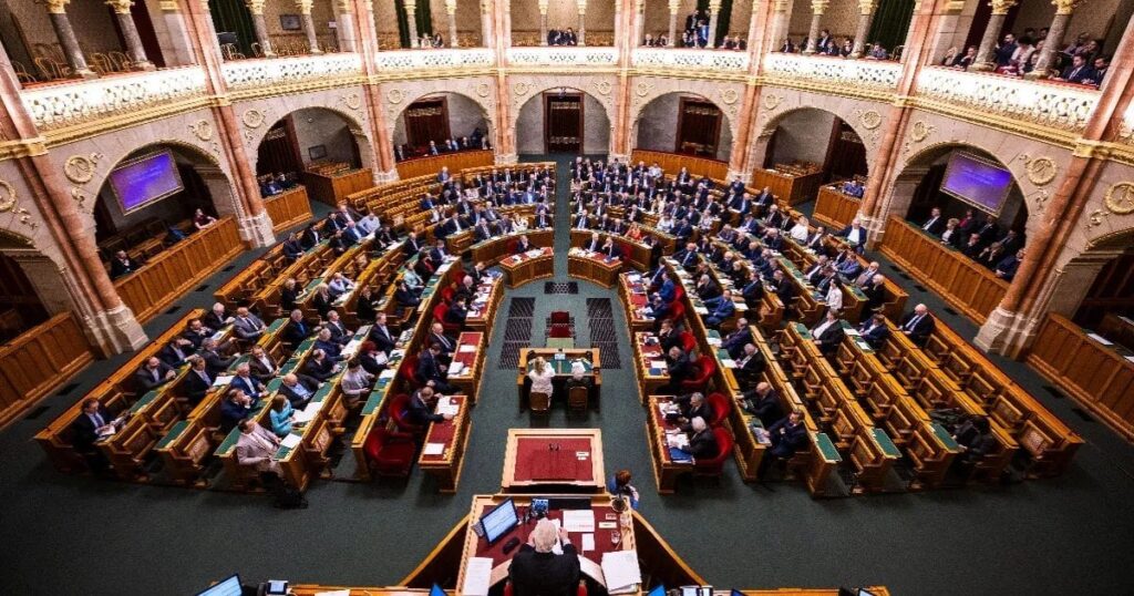 ハンガリーの議会は、ハンガリーが国際刑事裁判所を去ることに賛成票を投じる