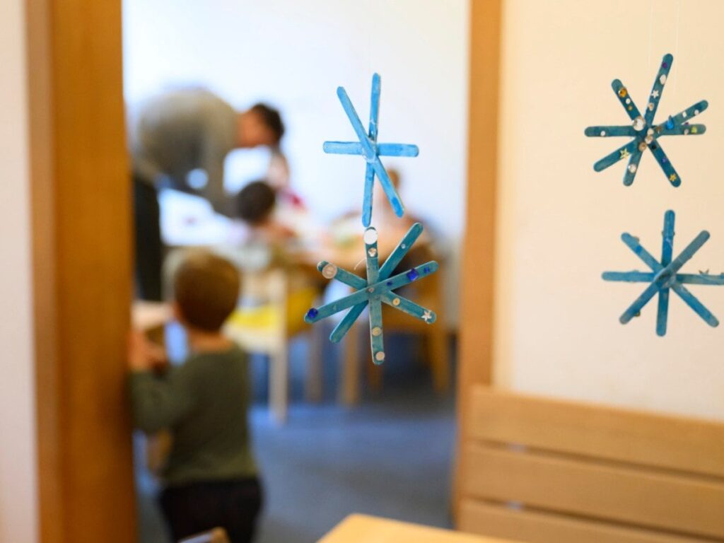 スイス議会は、育児の手当を承認しています|スイスのデイケアの費用は、8歳までの子供の新しい育児手当を通じて緩和されます。火曜日、下院は上院が提案したモデルを承認しました。