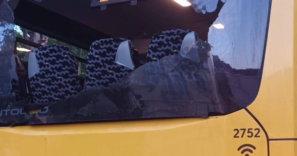 out -Service警察はCarris Busに費やし、16 -YEAR -OLDを傷つけます