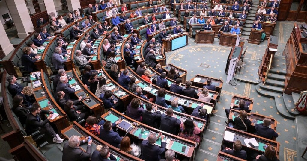 政府党は、テーブルに議会の地位の「実質的な改革」を行った：年金はスリムになっている