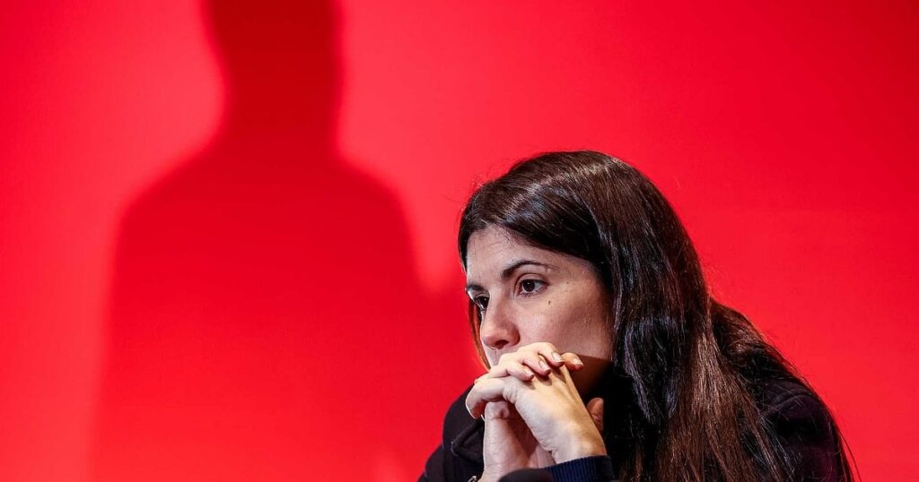 批評家は、マリアナ・モルタグアに「フーゴへのフーゴ」の指示を辞任し、非難するように頼む
