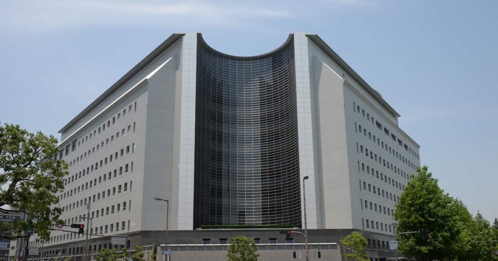 電車内アナウンスで「集中して本が読めない」非常停止ボタン押した疑い、50歳警備員逮捕