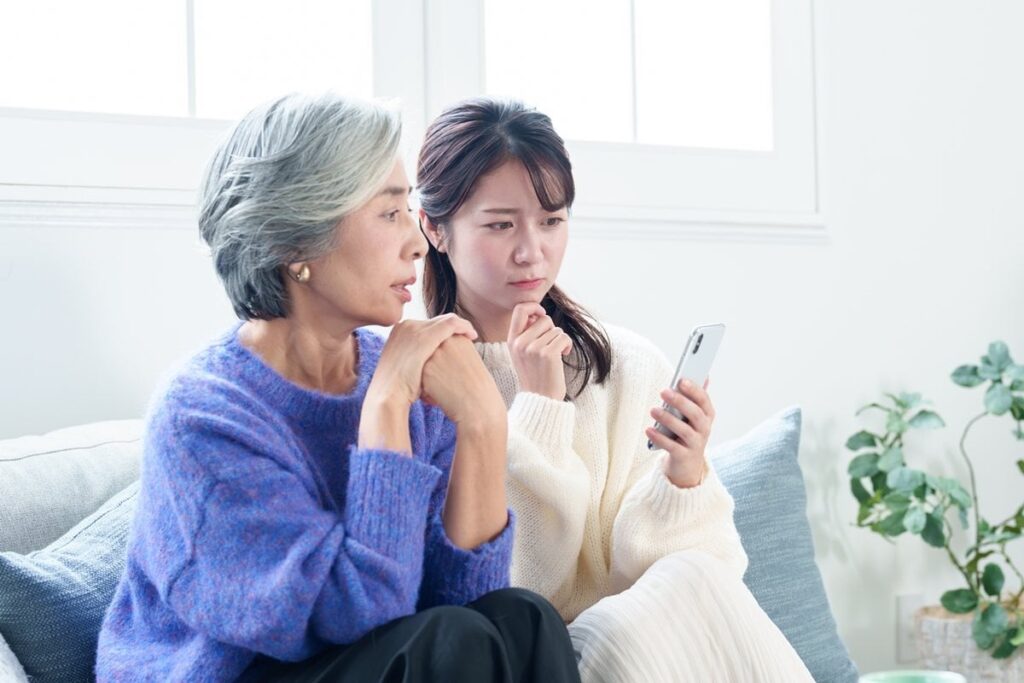 「普通のスマホにすればよかった…」シニア向けスマホの落とし穴 子供や孫に使い方を聞いても「わからない」、タップしただけでは反応しない機能に「イライラする」の声も