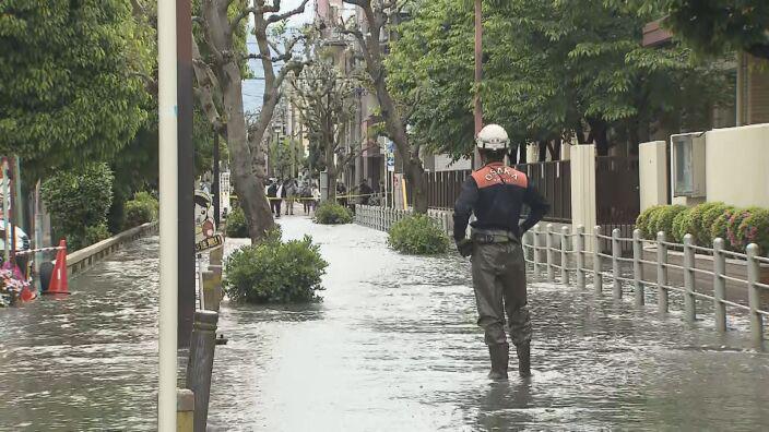 破裂の水道管は50年以上経過‥小学校前の水道管破裂し道路冠水　原因は老朽化による破損か　　大阪・城東区