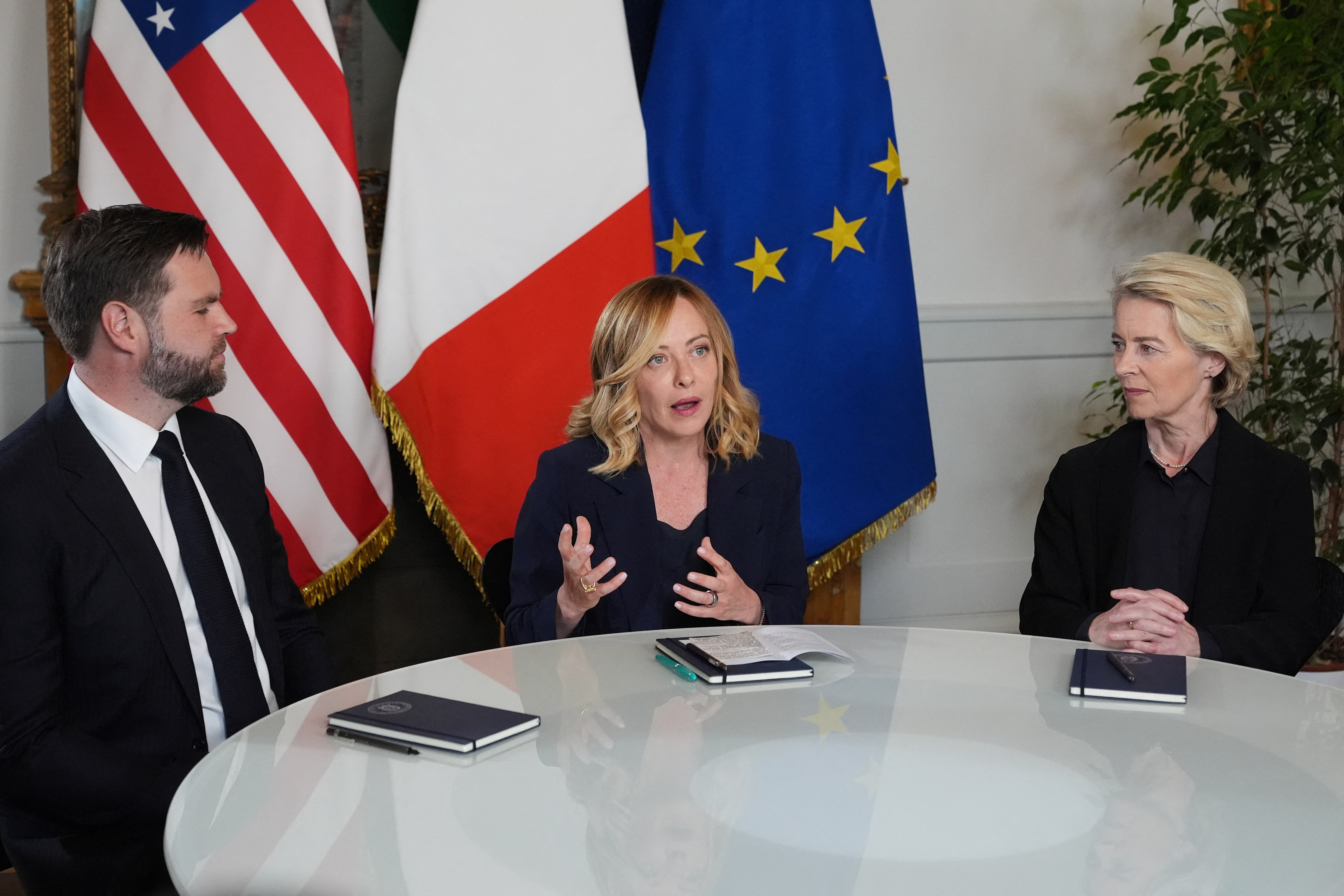 米副大統領、ＥＵとの長期的な貿易交渉要望　欧州委員長らと会談