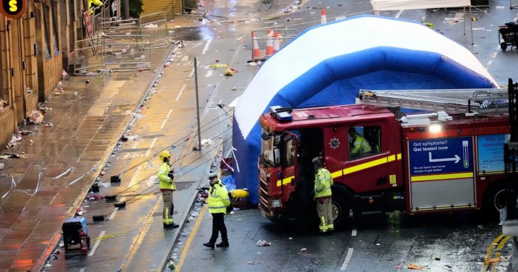 英リバプール優勝パレードに車突入 4人が「深刻な状態」、男を拘束