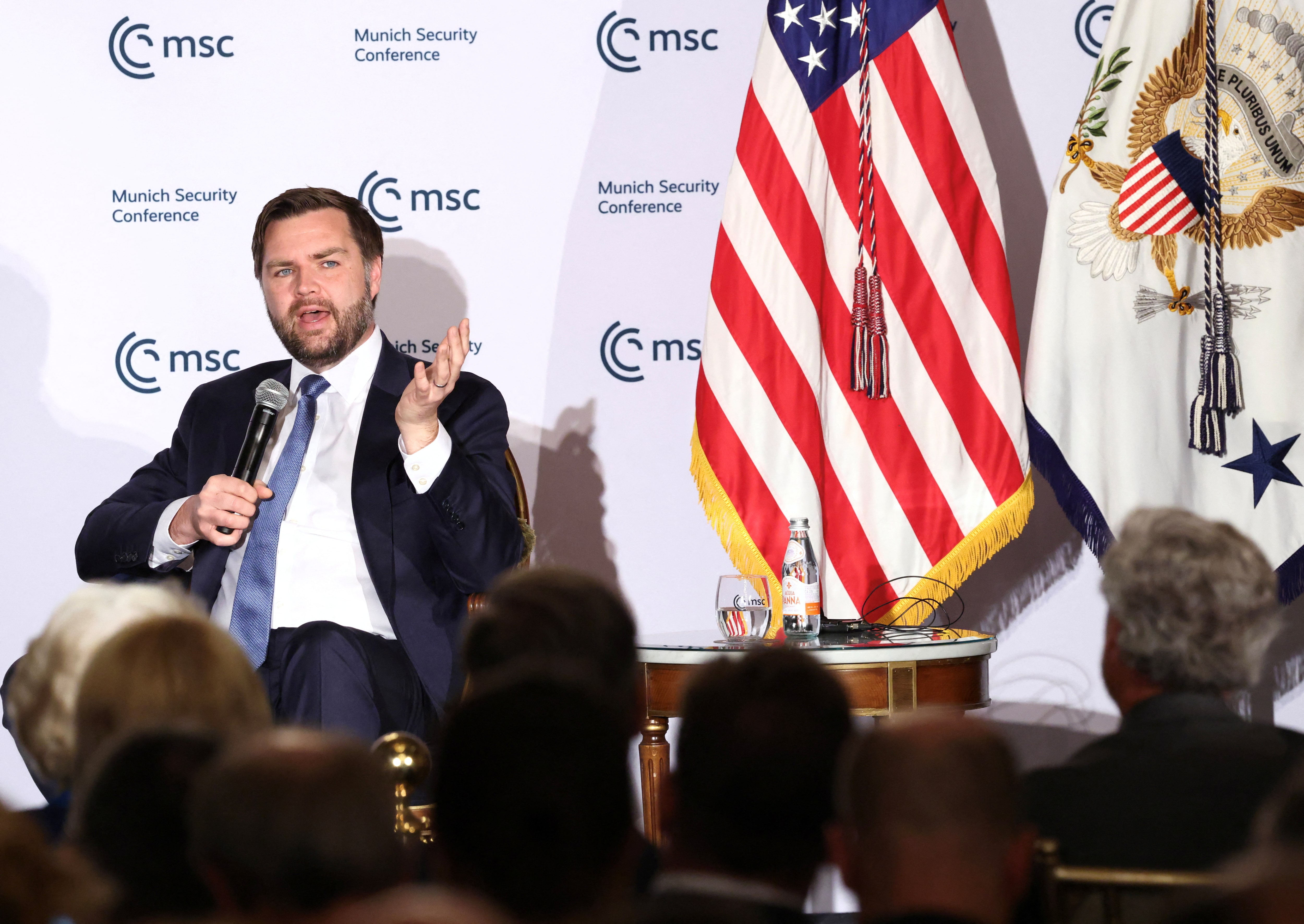 米副大統領、欧州に「同じチーム」と融和姿勢　2月の批判から一転