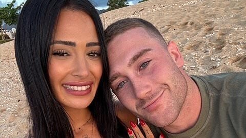 25歳のオーストラリアの女性は、彼女が拘留され、剥奪され、とんでもない理由で連邦刑務所で夜を過ごすことを余儀なくされた後、米国を避けるよう旅行者に促します