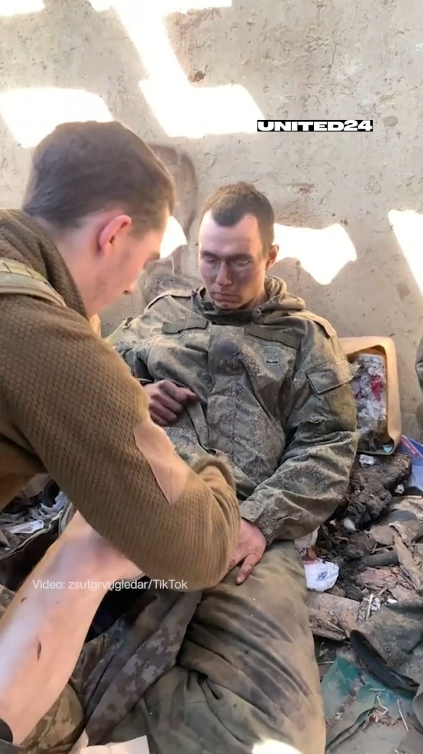 ウクライナの戦闘メディックは、捕らえられたばかりのロシアの兵士に医療支援を提供します