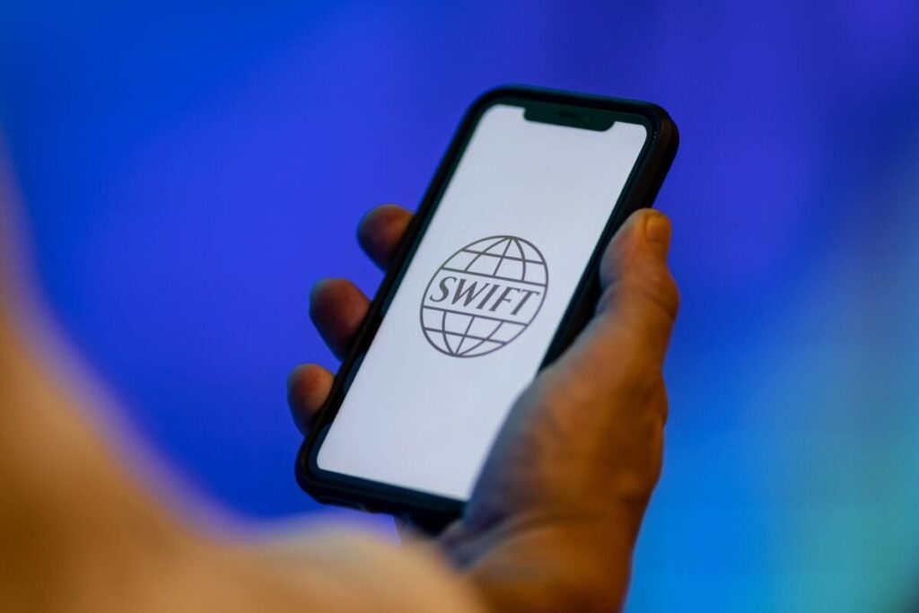 EUは、国際支払いシステムであるSwiftから20以上の銀行を削減し、ロシアの石油の価格上限を引き下げ、ウクライナとの戦争を終わらせるためのモスクワへの圧力を高めることを目的とした新しい制裁パッケージの一部として、ノードストリームガスパイプラインを禁止することを検討しています。