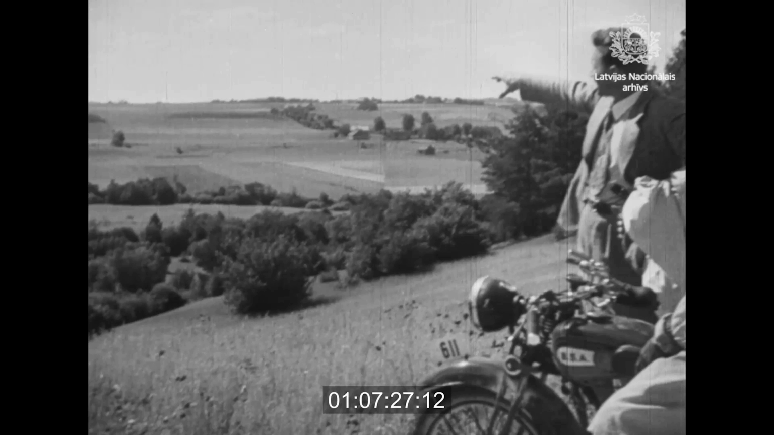 1936年の夏の西部ラトビアの田舎のシーン：