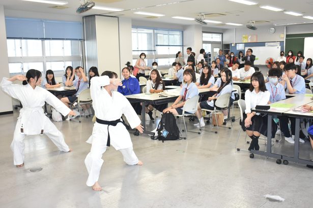 台湾の高校生、中部商訪問　言語の壁越え文化交流