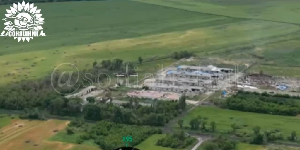ウクライナ軍は、ドネツク地域に約50人のロシアの兵士がいるボガティール村の近くの農場で、2つのガイド付きアメリカのGBU-39爆弾を備えたSU-27空爆を実施しました。 2025年5月。
