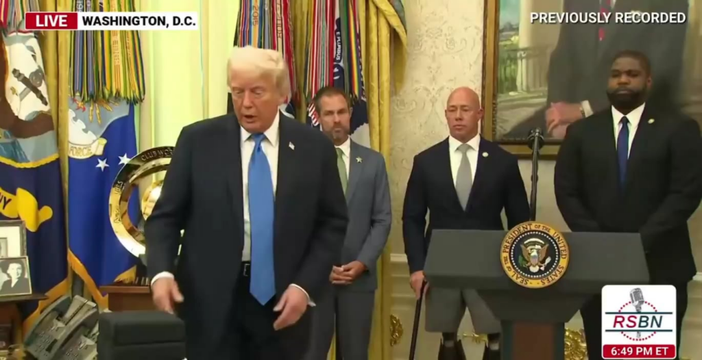 トランプ陛下……ただの箱を開ける事もできない……