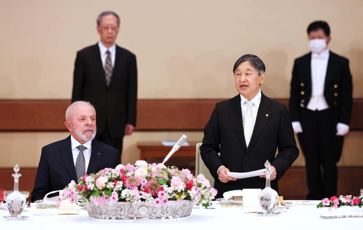 宮中晩餐会であいさつされる天皇陛下＝25日午後、皇居・宮殿「豊明殿」