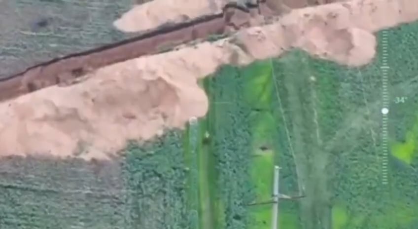 オートバイのロシアの兵士は、アンチタンクの溝の上で高速ジャンプを試みましたが、それに包まれていました [May 2025]