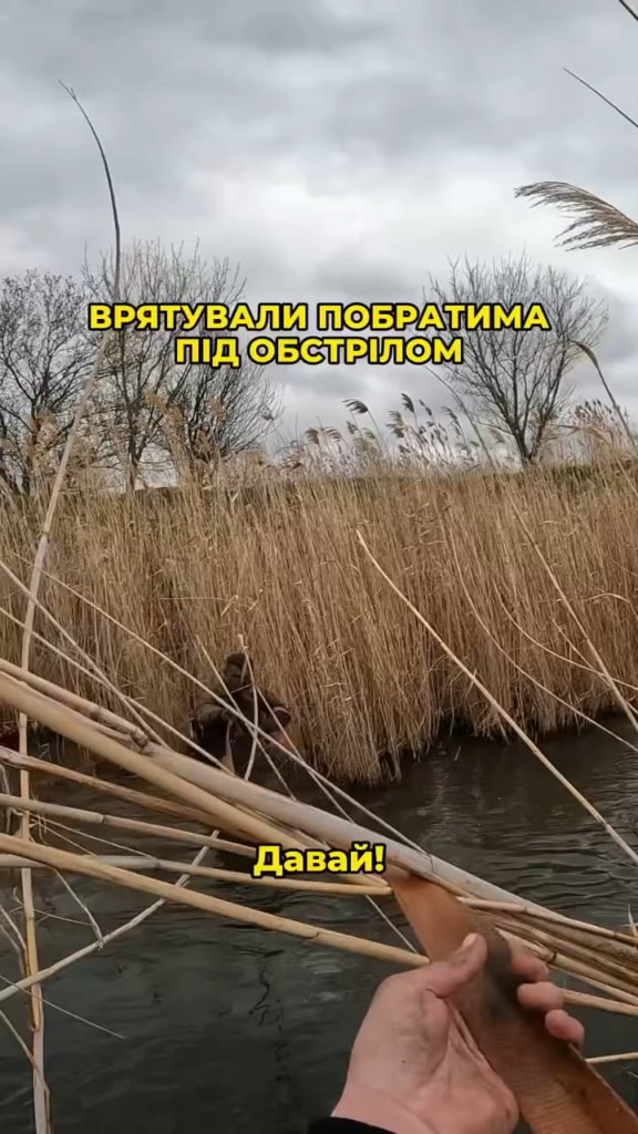 ウクライナ軍は火の下で水を通して負傷した兵士を引っ張る