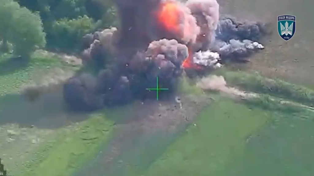 フルロードされたロシアのBM-21グレードでの直接FPVヒット [414th Strike Drone Brigade "Birds of Madyar", May 2025]