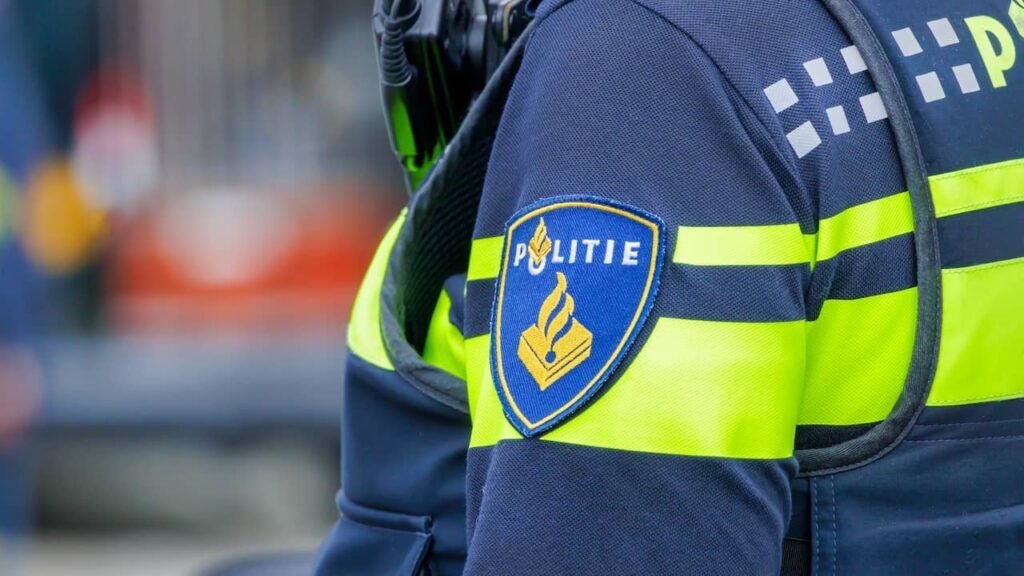 若者の戦闘グループは、シェベニンゲンの警察に反対する