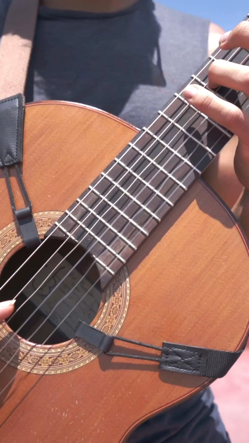 こんにちはスペイン語の友達、私は自己 - メキシコのギタリストです。このビデオでは、彼はクラシックとフラメンコギターを演奏しました。