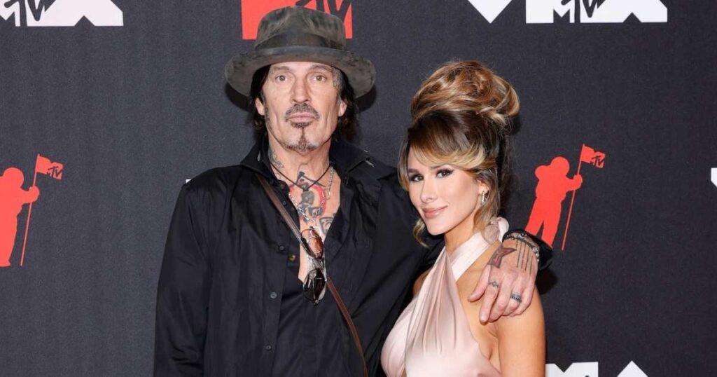 トミー・リーの妻ブリタニー・ファランは、離婚の中で沈黙を破ります：「私はきれいになります」