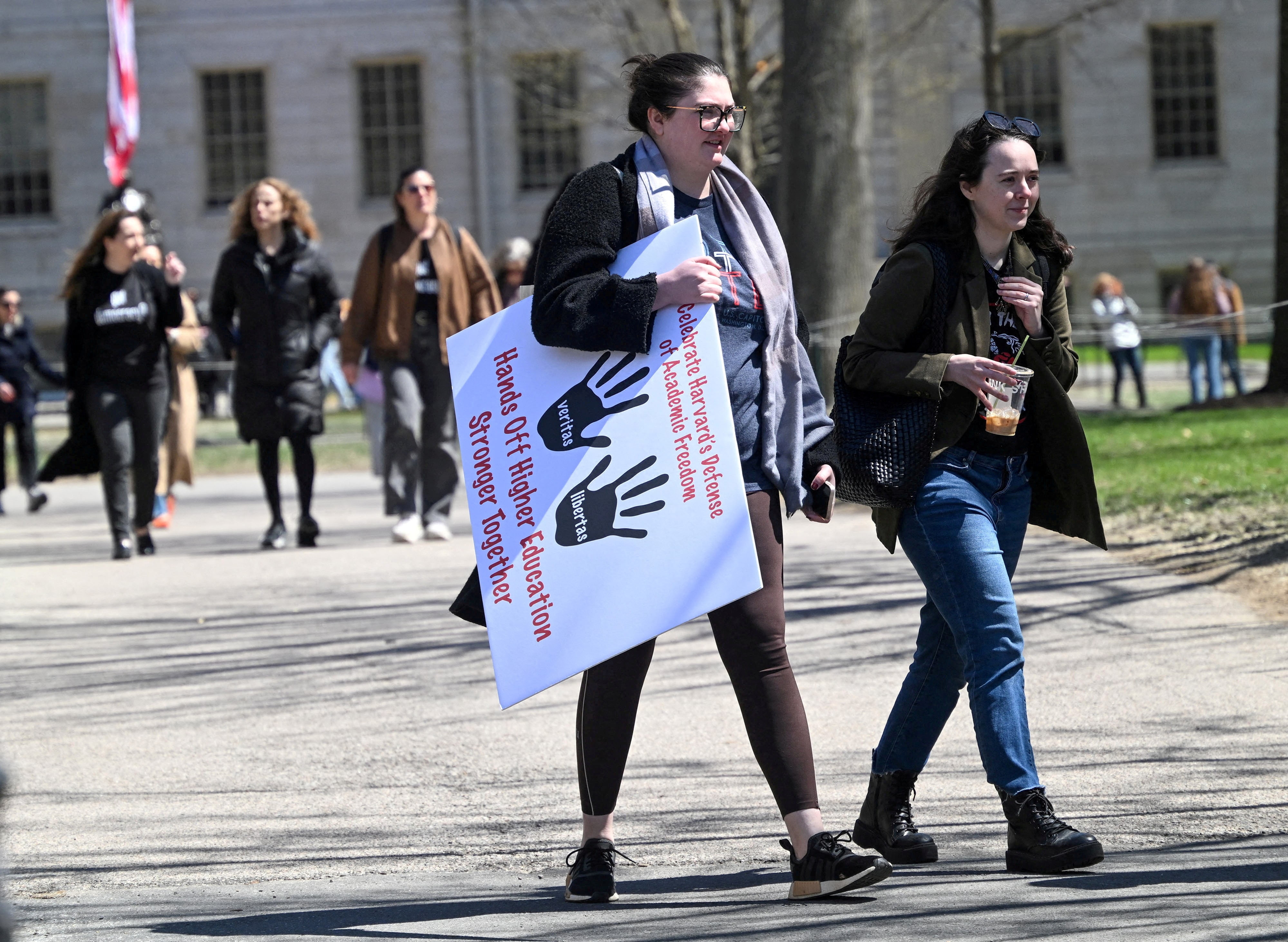 アングル：留学生に広がる不安、ビザ取り消しに直面する学生を米大学が支援