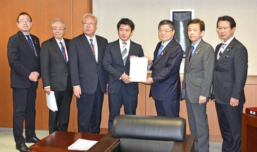古川康副大臣（右から３人目）に提案書を手渡す宮下宗一郎知事（同４人目）ら＝２８日、国土交通省