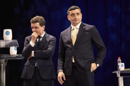 討論に臨んだルーマニア人統一同盟のシミオン党首(右)と首都ブカレストのダン市長=8日、ブカレスト(AP=共同)