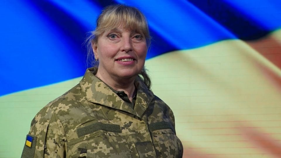 ウクライナの戦闘メディックは、グレネードランチャーでユニットを救助します