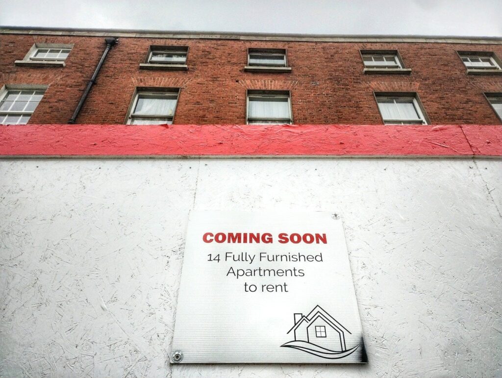 人口増加はアイルランドの住宅危機を促進しています - そして、政策は遅れています