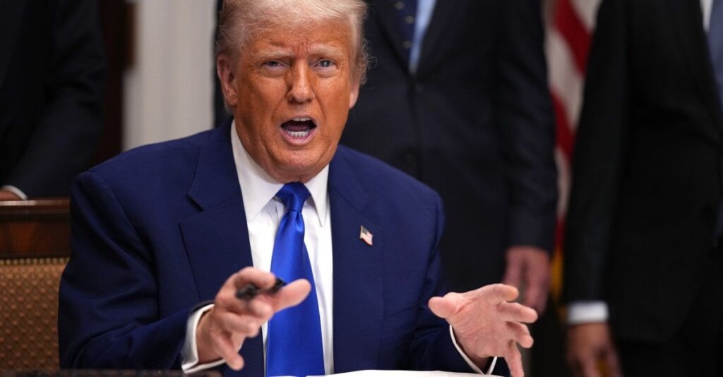 ドナルド・トランプは、国家の緊急事態を宣言し続けています。なぜ？