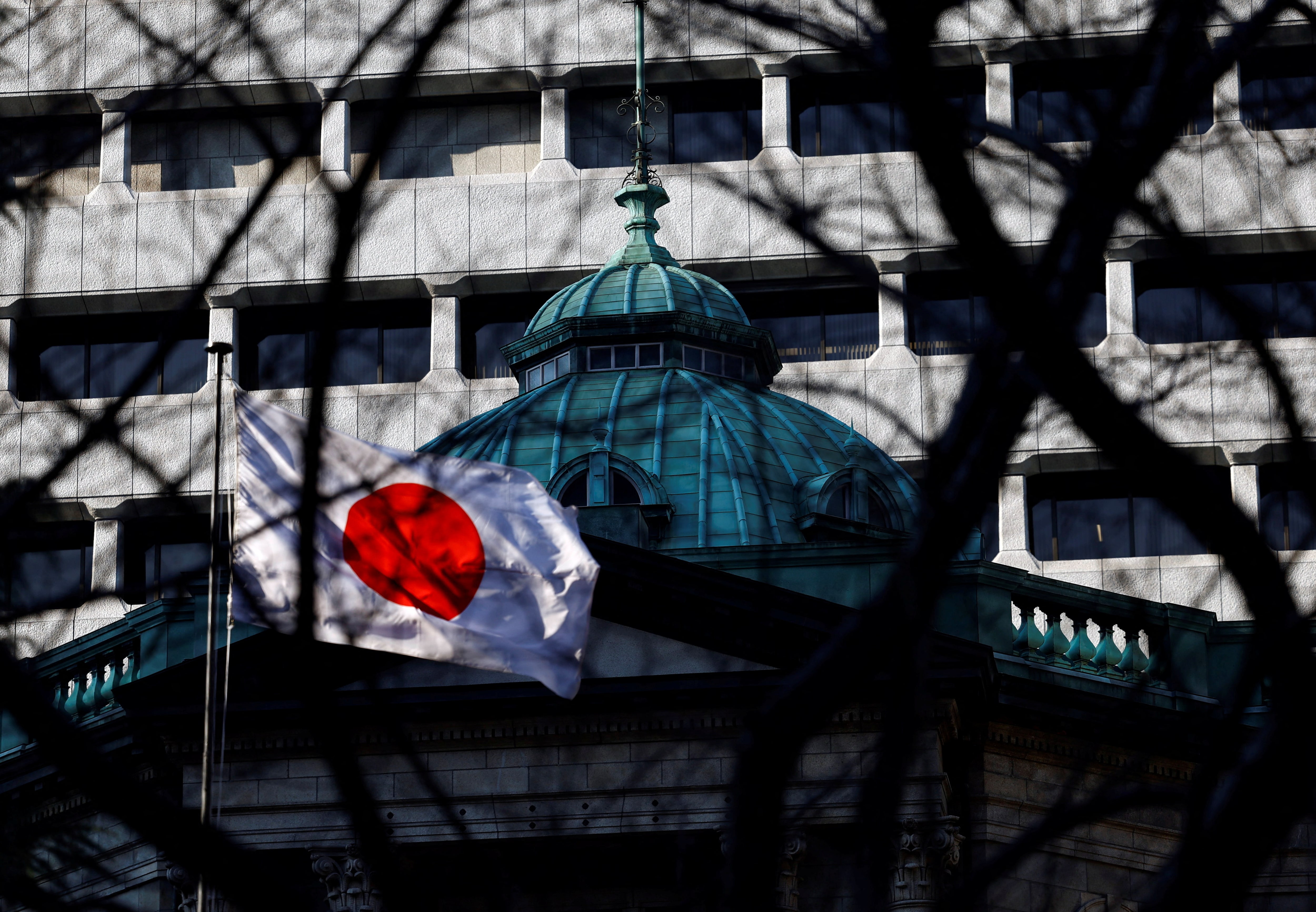 25・26年度の成長率見通し下方修正、通商政策の不確実性を反映＝日銀展望リポート