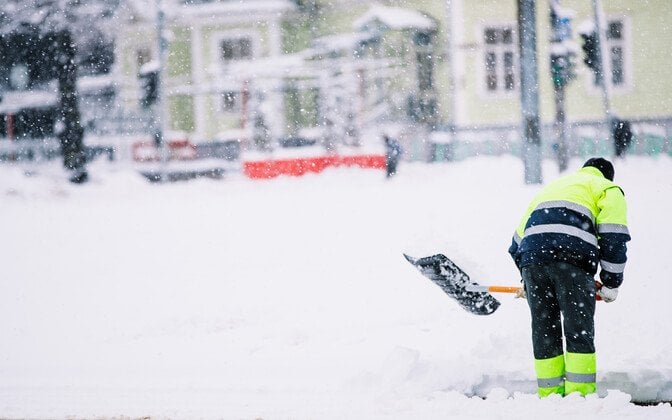 タリンは、都市の歩道の除去から家主の所有者をリリースしています