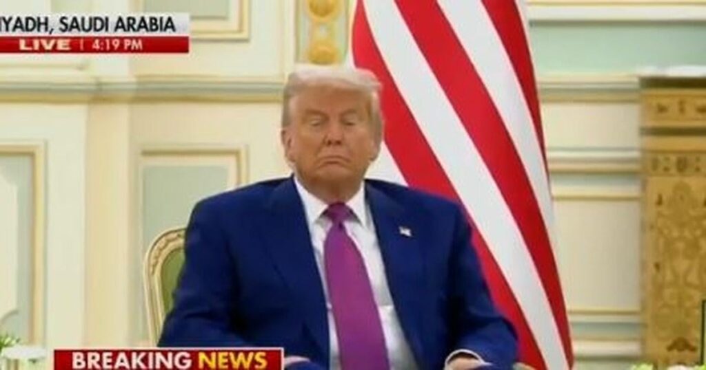 眠いドナルド：トランプは...バイデンはサウジアラビアへの訪問中にアームチェアで眠りに落ちました