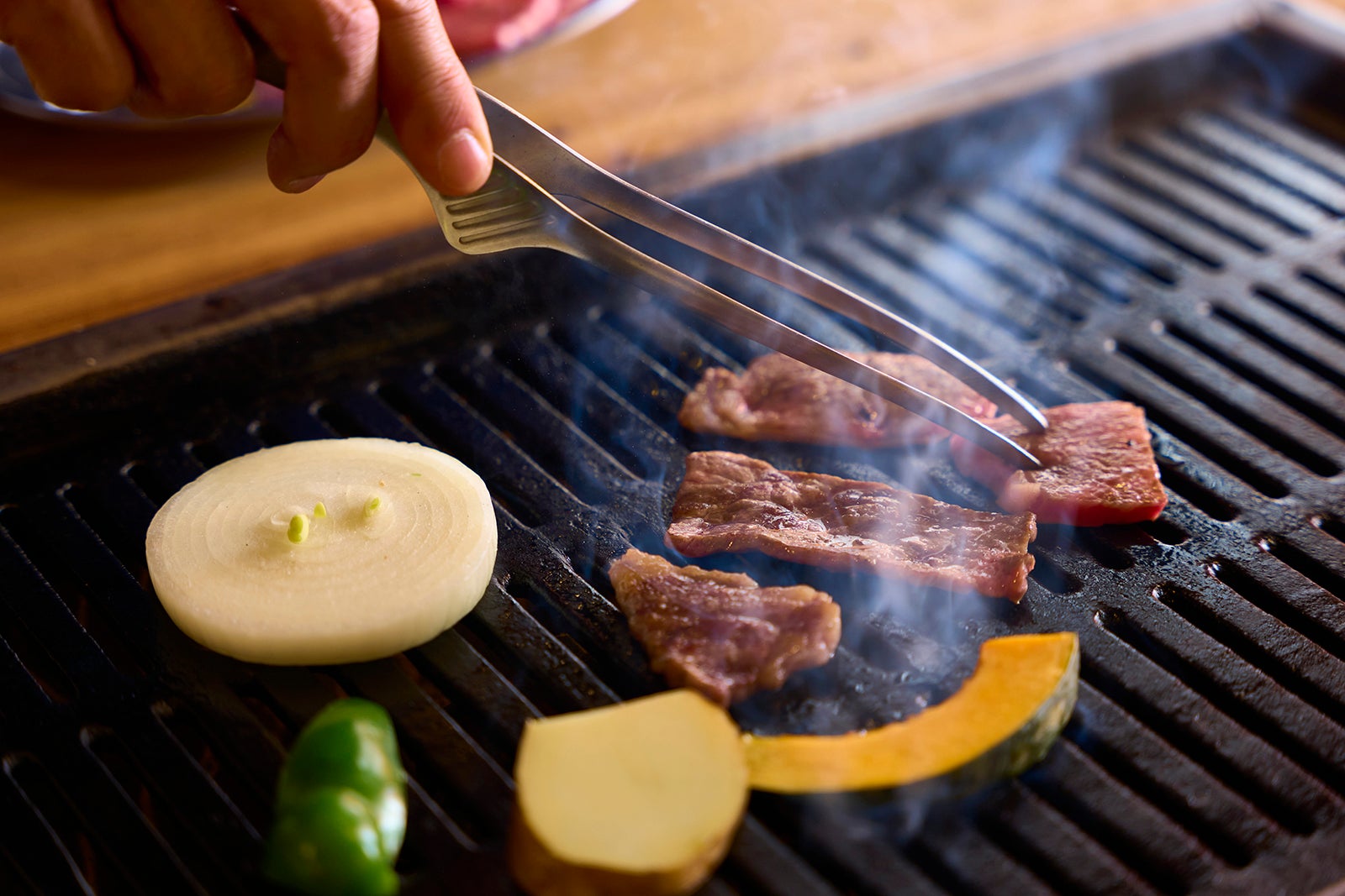バーベキューで肉を焼く様子