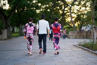 日本人は痩せすぎ？中国ネット「日本人は毎日、1口分の鳥のエサみたいな食事ばかりで、果物もないし、何をアピールしているのか分からない。人生の楽しみっておいしい物を食べることじゃないの？」「食べるのを控えるとか、日本人はかわいそうとしか言えない（笑）」「日本にはうまい食べ物がないから」「主な理由は食糧不足でしょ」「日本ではコメも、野菜も、果物も高いから食べたくても食べられないんだよ」「おちんちんかゆい」